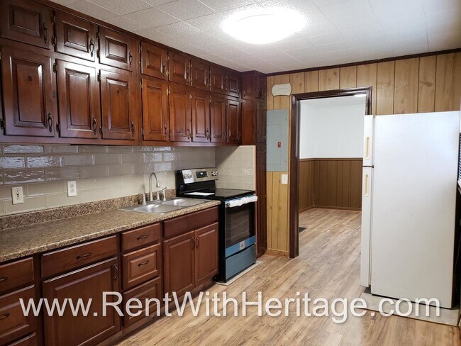 Building Photo - GRANDPA'S BUNGELOW/ CHARMING RANCH HOME/ TOTALLY RENOVATED/ PRIVATE YARD