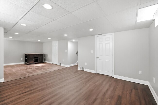 Building Photo - 908 Shroyer Rd