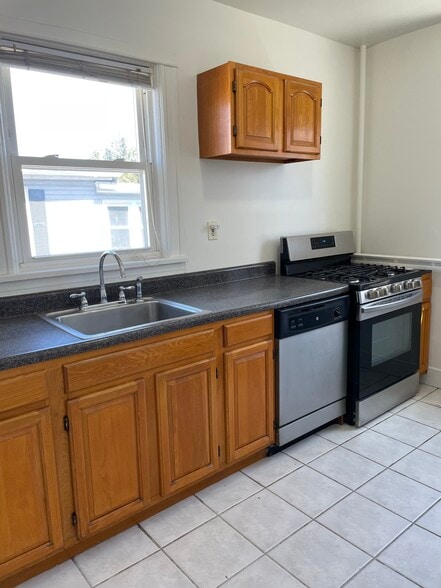 Granite and stainless steel eat-in kitchen with dishwasher - 648 Valley Ave