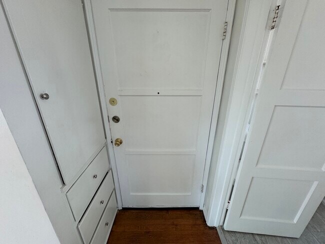 Building Photo - 9217 Alcott St