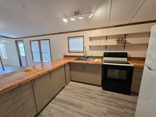 Building Photo - 960 N Rock Crusher Rd