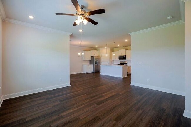 Building Photo - Fenced yard, great location