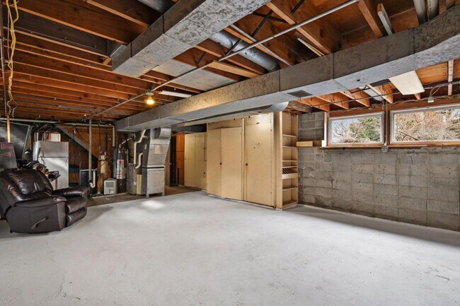 Building Photo - Mid-Century Home