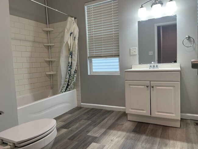 Building Photo - 968-970 Wilson Avenue