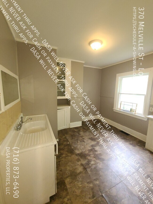 Building Photo - 370 Melville St