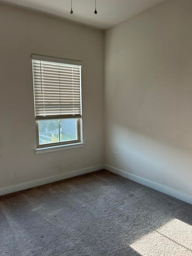 Building Photo - 3 Bed/2.5 Ba Townhome