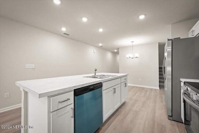 Building Photo - 844 Hartshill Pl