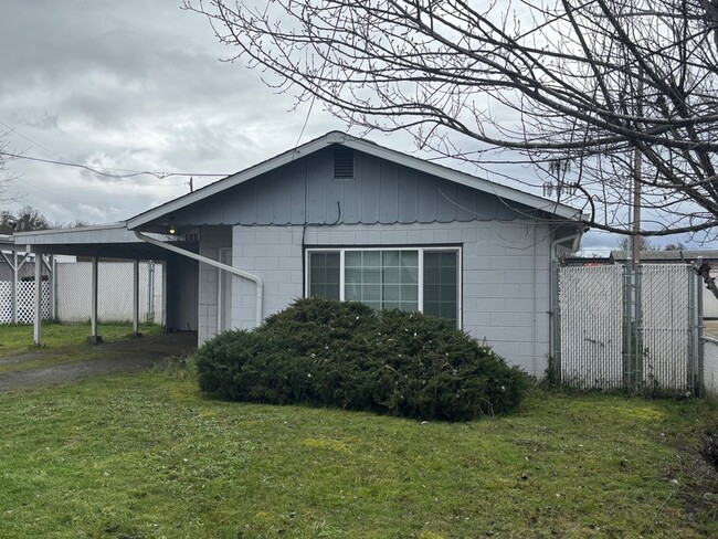 Building Photo - 435 NE Russell Ave