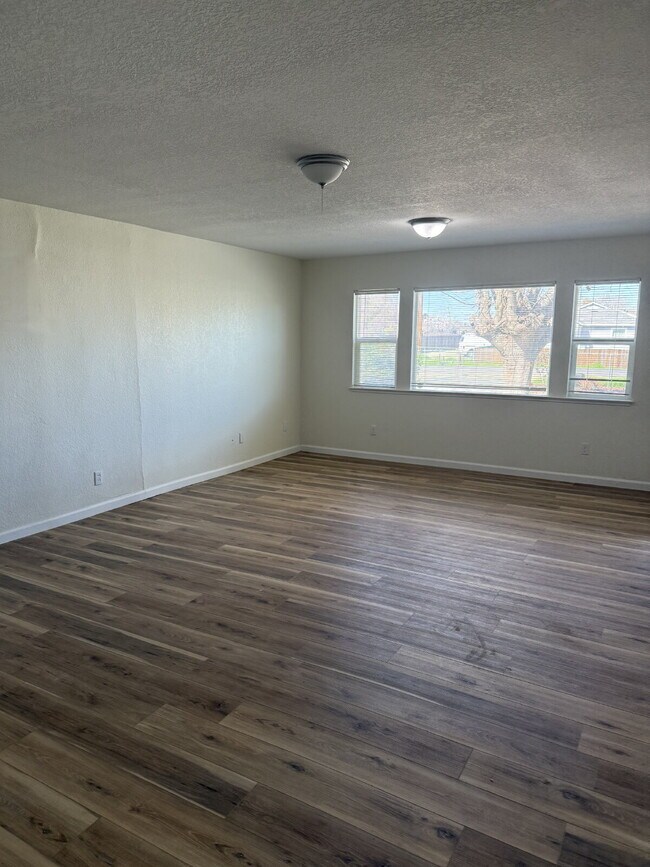 Building Photo - Charming 3-bedroom, 2-bathroom home located in the heart of Brentwood