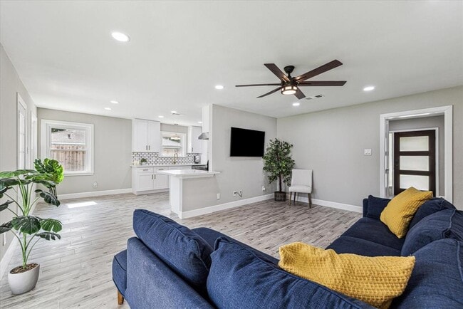 Building Photo - 5259 Willowbend Blvd