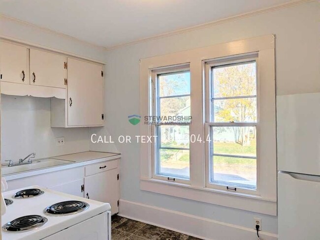 Building Photo - 409 2nd St NE