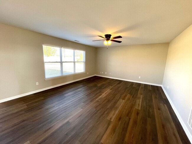 Building Photo - Renovated Polo Fields Home!