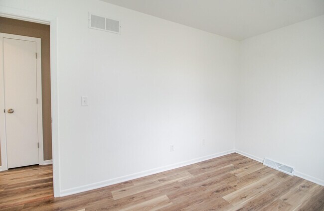 Building Photo - 1410 S River Rd