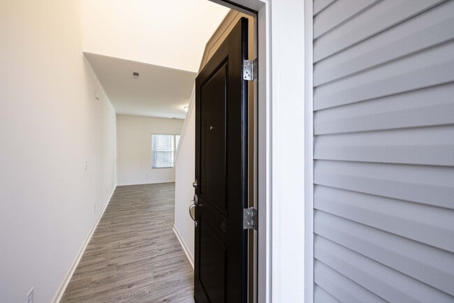 Building Photo - 3 Bedroom paired home with 2 car garage mi...