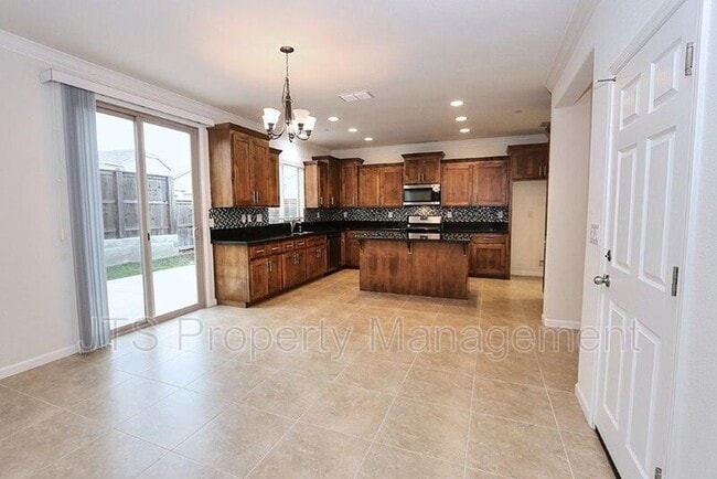 Building Photo - 9200 Rioja St