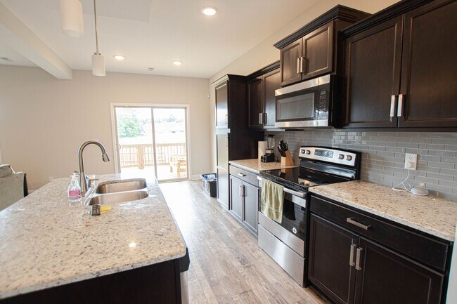 Building Photo - Pet Friendly in Eagle's Bluff!