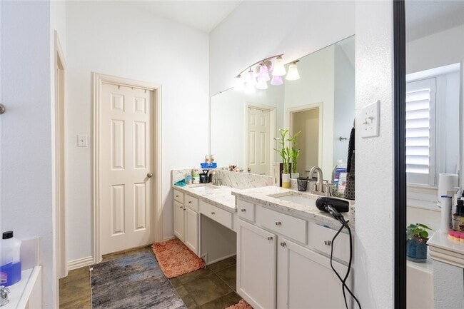 Building Photo - 2324 Crestridge Dr