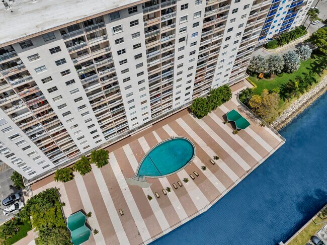 Building Photo - 400 Kings Point Dr