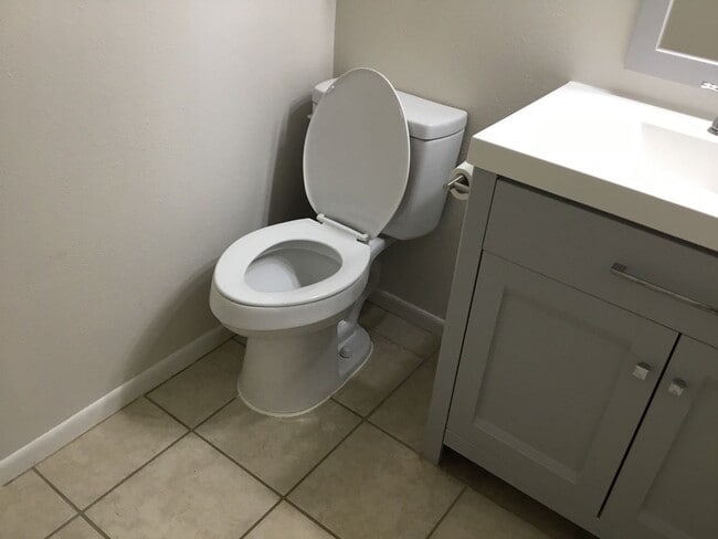 Building Photo - 535 Hillebrandt St