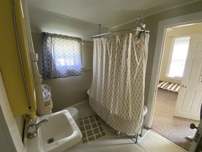 Building Photo - 2 bed 1 bath apartment available June 1st!