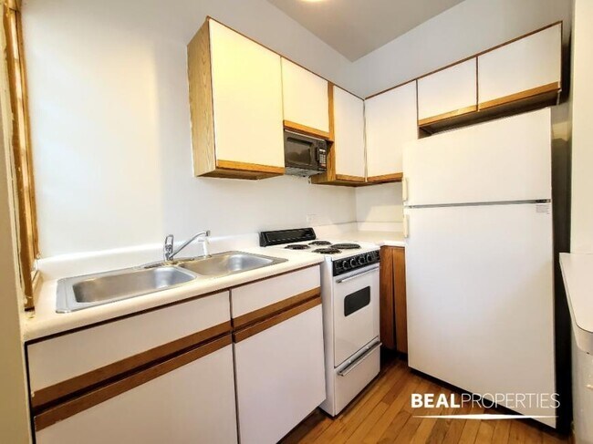 Building Photo - 0 bedroom in CHICAGO IL 60657