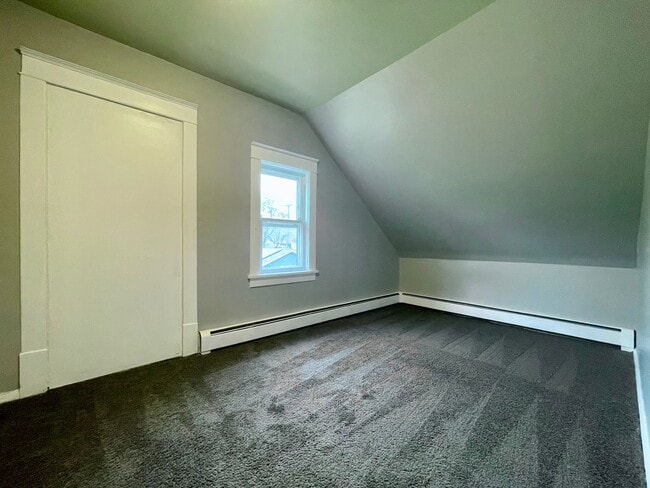 Building Photo - Riveting 5 Bedroom 1.5 Bathroom Home in Mi...