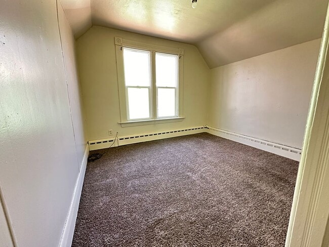 Building Photo - *LEASE SPECIAL* Spacious 3+ bedroom house $795