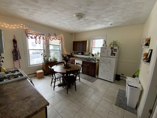 Building Photo - HOT MISSION HILL LISTING!!!!