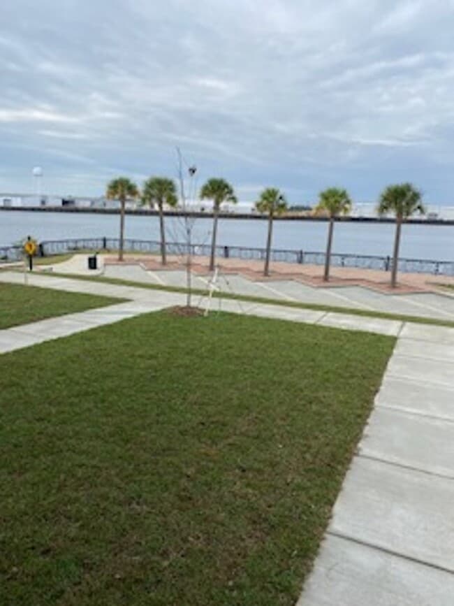 Building Photo - Furnished luxury riverfront condo for rent