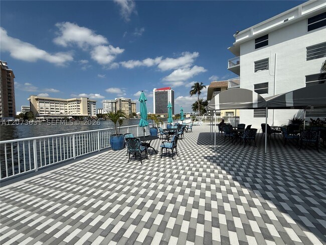 Building Photo - 1913 S Ocean Dr