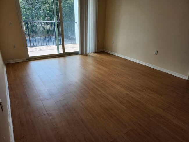 Building Photo - 813 Villa Cir
