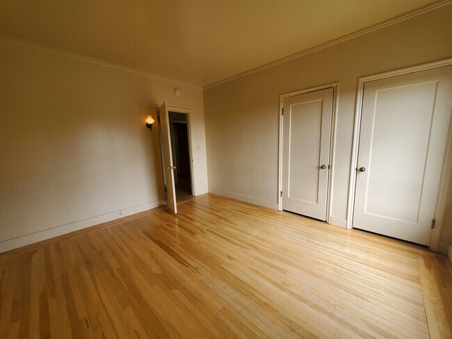 Building Photo - Top Floor Rockridge Two Bedroom Condo with...