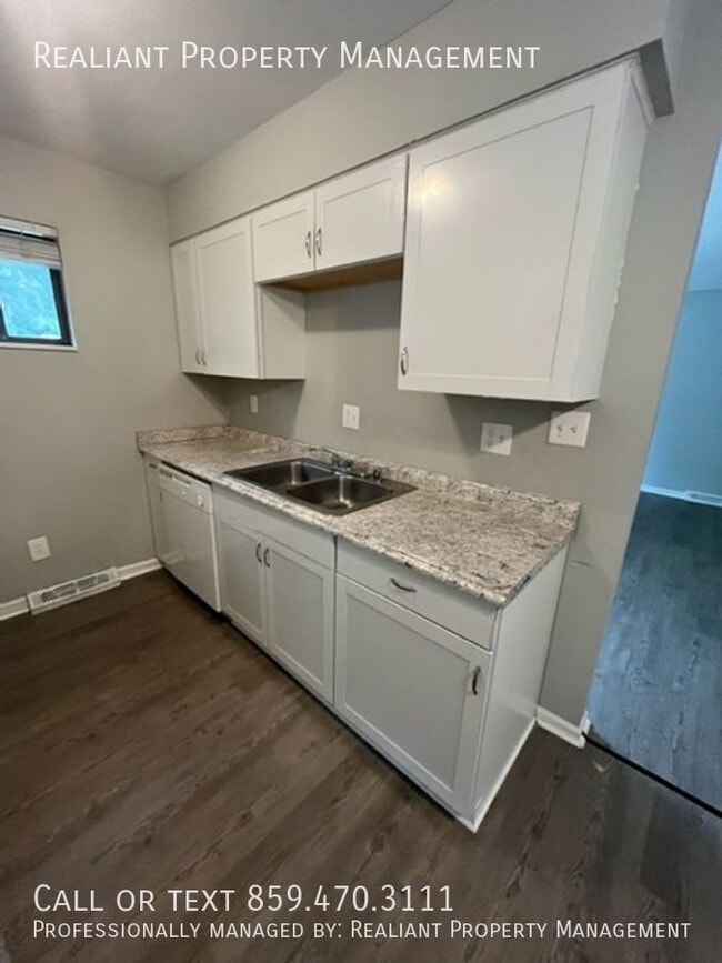 Building Photo - 487 Whispering Hills Dr