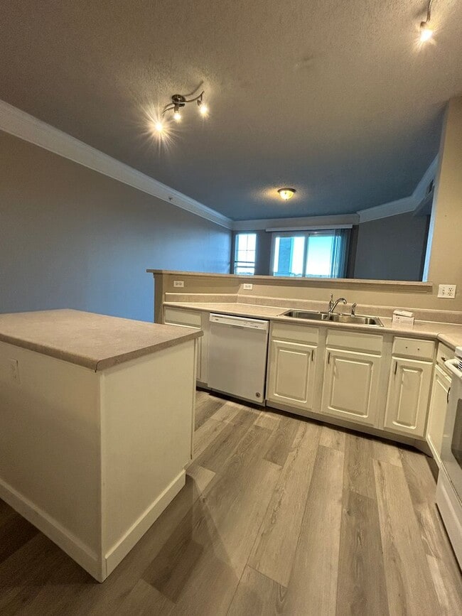 Building Photo - 2Br/2Ba Townhouse with Attached Garage