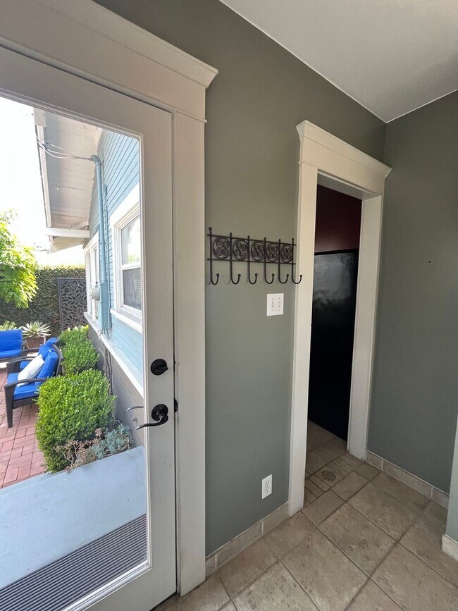 Building Photo - House: 2 Bedroom with Den , 2 Bath and pri...
