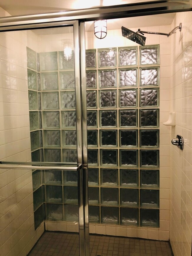Building Photo - BEAUTIFUL 2 BEDROOM 2 BATH DOWNTOWN SLC HO...