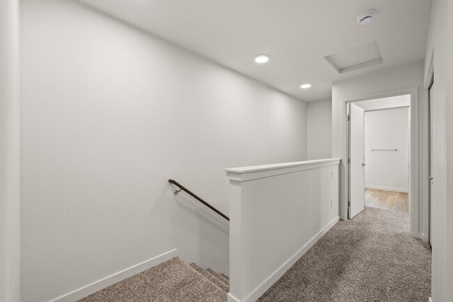 Building Photo - 2028 Sunset Dr