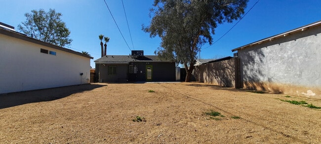 Building Photo - 366 E Weldon Ave