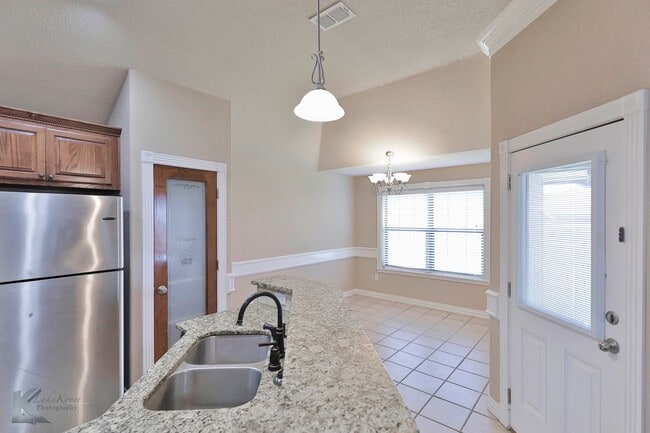 Building Photo - 4 bed 2 bath; newer carpet!