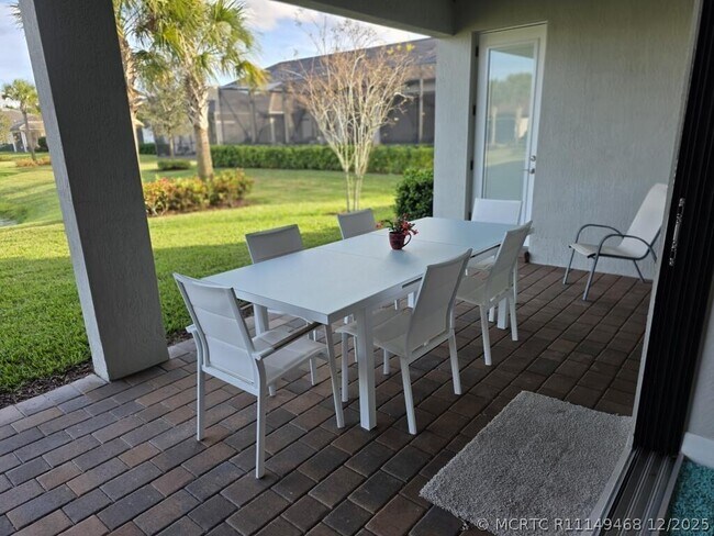 Building Photo - 527 SE Vallarta Dr