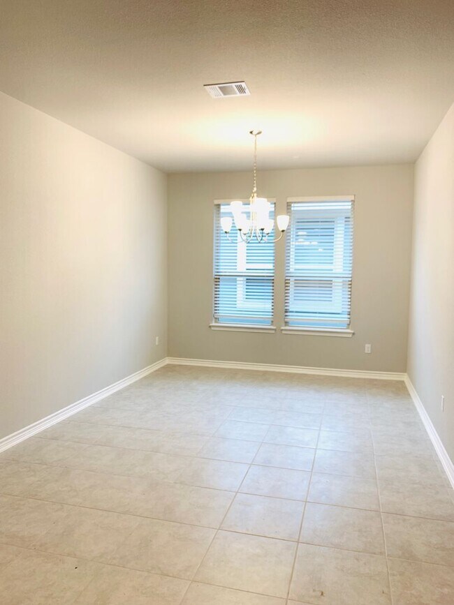 Building Photo - Single Level 4/2 Home in Highly Sought Aft...