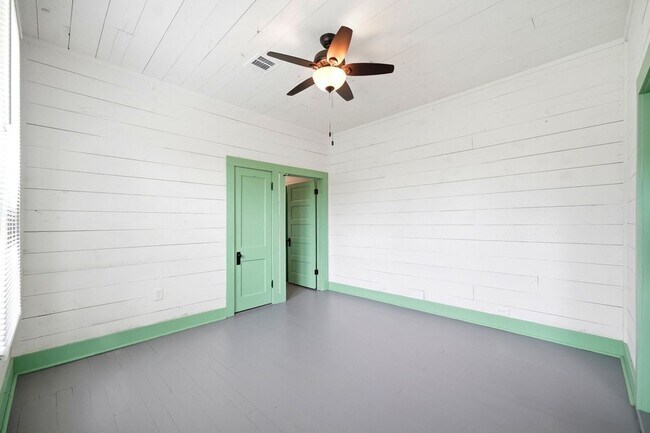 Building Photo - 313 S Blackwell St