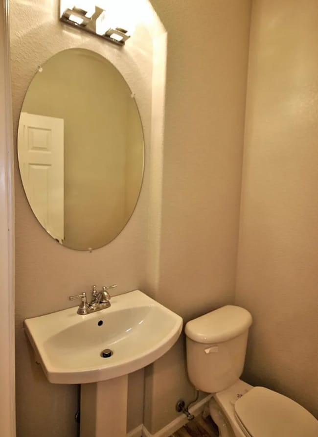 Building Photo - Inviting Open-Concept Townhome!