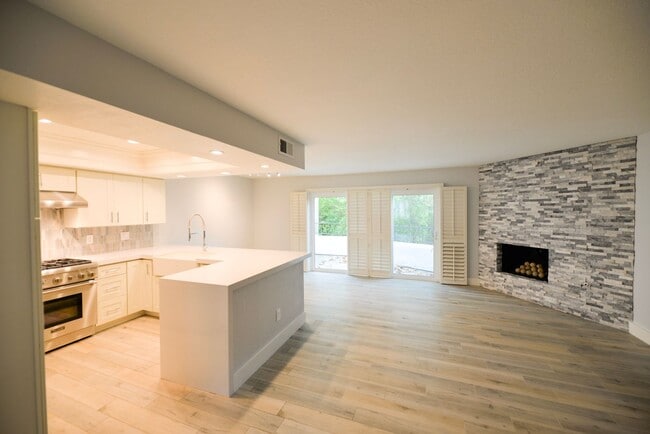 Building Photo - Fully Remodeled unit in the beautiful gate...