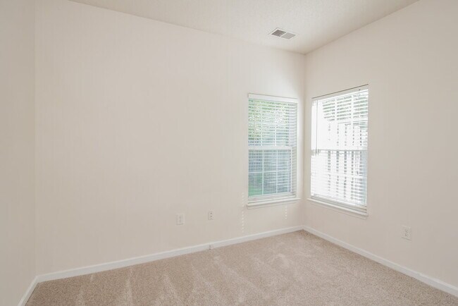 Building Photo - 12529 Oakton Hunt Dr