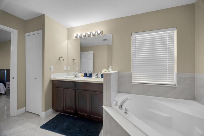 Building Photo - 1037 SW Payne Ave