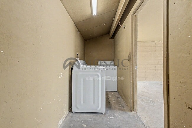 Building Photo - 1531 W 7th St