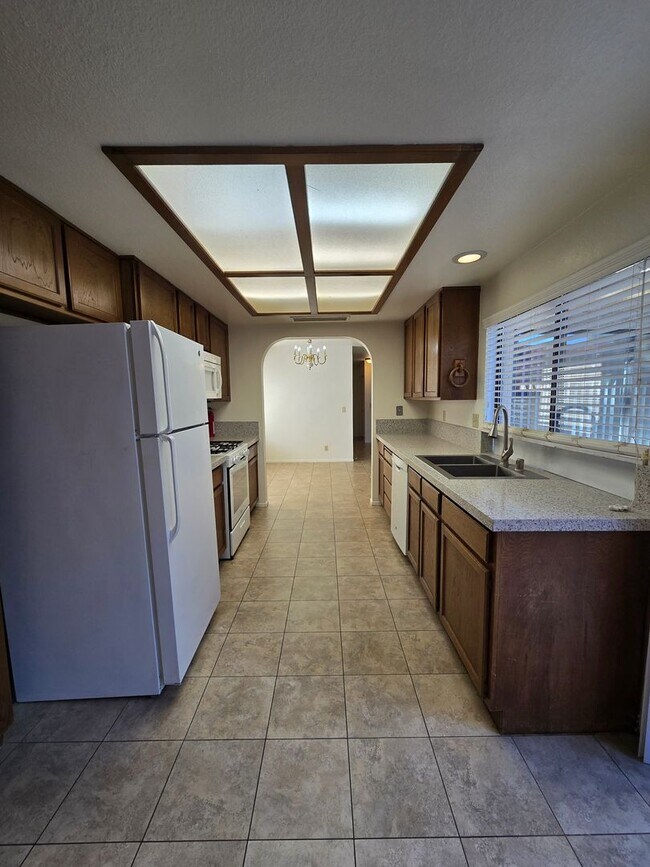 Building Photo - An Amazing Henderson 3 Bedroom Townhome!!