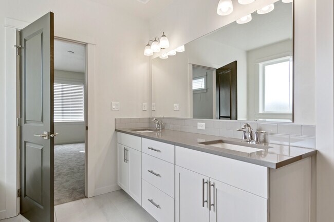 Building Photo - 7565 W Itasco Dr