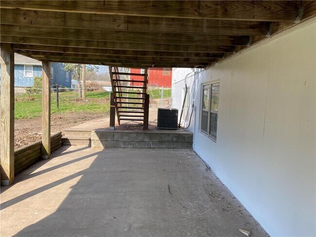 Building Photo - 704 E Culton St